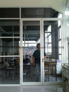pasang pintu aluminium dorong kantor surabaya