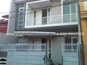 Jendela casement aluminium Inkalum 4 inci warna cream dan pintu aluminium pada tampak depan rumah Mulyosari Surabaya