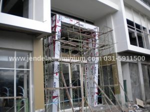 proses pemasangan aluminium composite panel acp bumi nyiur swalayan palu