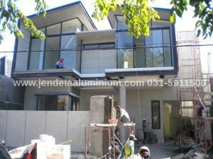 Pemasangan aluminium YKK hitam dan kaca rumah modern di Surabaya Timur