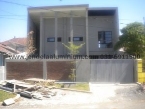 Pemasangan jendela aluminium dan kaca pada fasad rumah modern Darmo Sentosa Surabaya