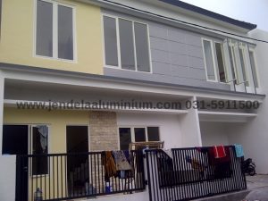 Jendela swing aluminium Inkalum cream dengan kaca bening 5 mm rumah modern Surabaya