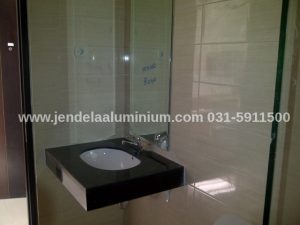 Kaca tempered shower box dan area wastafel hotel Kedungsari Surabaya