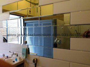 Kaca cermin dinding interior kamar mandi rumah Darmo Sentosa Surabaya