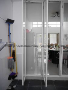 Jendela casement kassa nyamuk rumah greenville babatan pantai surabaya