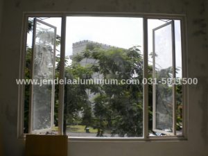 Jendela casement aluminium kaca bening bangunan ruko Masa Painting Wiyung Surabaya