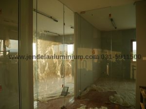 Ruang meeting menggunakan partisi kaca tempered frameless 12 mm bening di kantor Romokalisari Gresik.