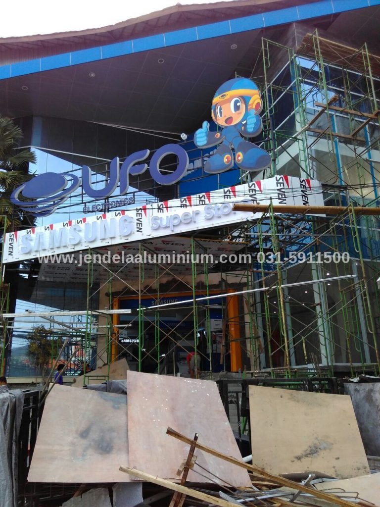Pemasangan Aluminium Composite Panel ACP Seven dan curtain wall kaca pada Showroom UFO Denpasar Bali.