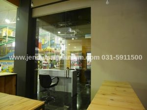 Pintu kaca frameless tempered 12 mm bening area interior kios PTC Foodcourt Pakuwon Indah Surabaya