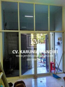 Jasa pasang partisi aluminium dengan pintu kupu tarung dan pintu sliding kaca ribben di Mulyosari Surabaya Timur