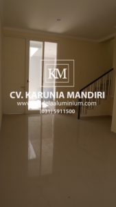 Interior rumah dengan pintu aluminium dan kaca mati Dian Regency 2 Surabaya