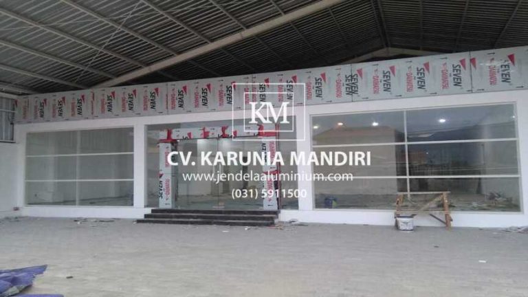 Partisi aluminium putih tulang dan kaca mati showroom Daihatsu Palu Sulawesi
