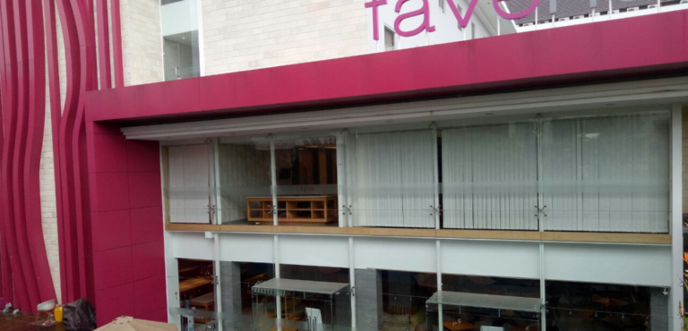 Jasa pasang spider kaca tempered untuk Fave Hotel dengan sistem spider glass modern