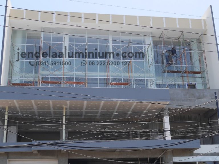 Pemasangan curtain wall kaca gedung kantor Jemursari Surabaya