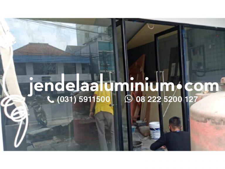 Pemasangan pintu aluminium hitam dan kaca bening 5mm pada Cafe ChesKee GO Bandung.