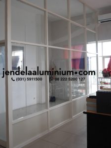 Partisi aluminium cream kantor CORICA Surabaya menggunakan aluminium 3 inci Inkalum putih tulang