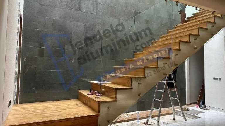Jasa pasang railing kaca tempered tangga stainless di Bukit Golf, Citraland, Surabaya